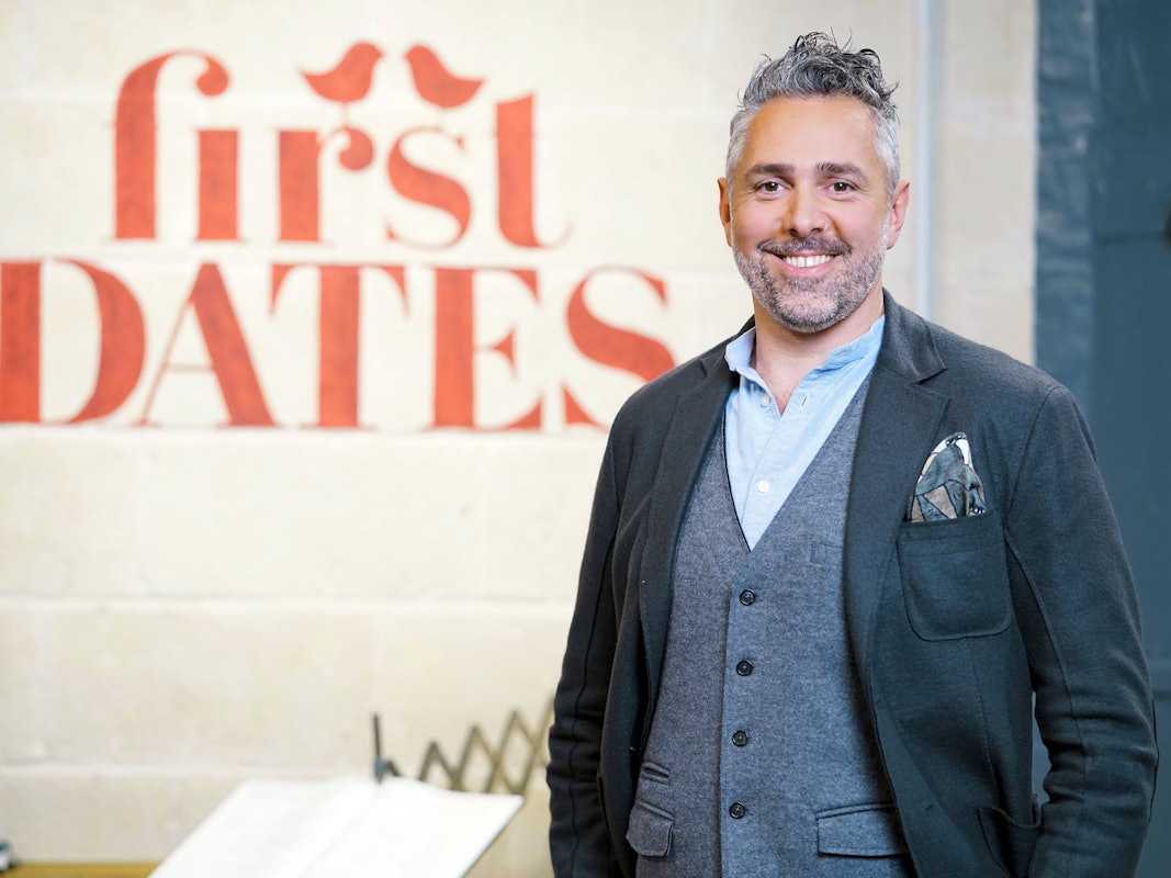 Star-Koch Roland Trettl steht in der Kulisse der Dating-Doku „First Dates – Ein Tisch für zwei“ bei Vox. Darin begrüßt er Singles aus ganz Deutschland, die dort einen möglichen Partner bei einem Dinner kennenlernen können.