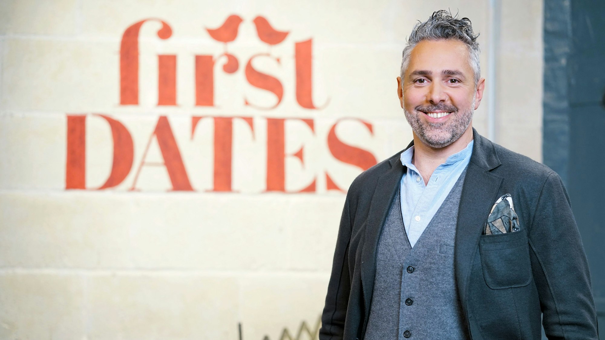 Star-Koch Roland Trettl steht in der Kulisse der Dating-Doku „First Dates – Ein Tisch für zwei“ bei Vox. Darin begrüßt er Singles aus ganz Deutschland, die dort einen möglichen Partner bei einem Dinner kennenlernen können.