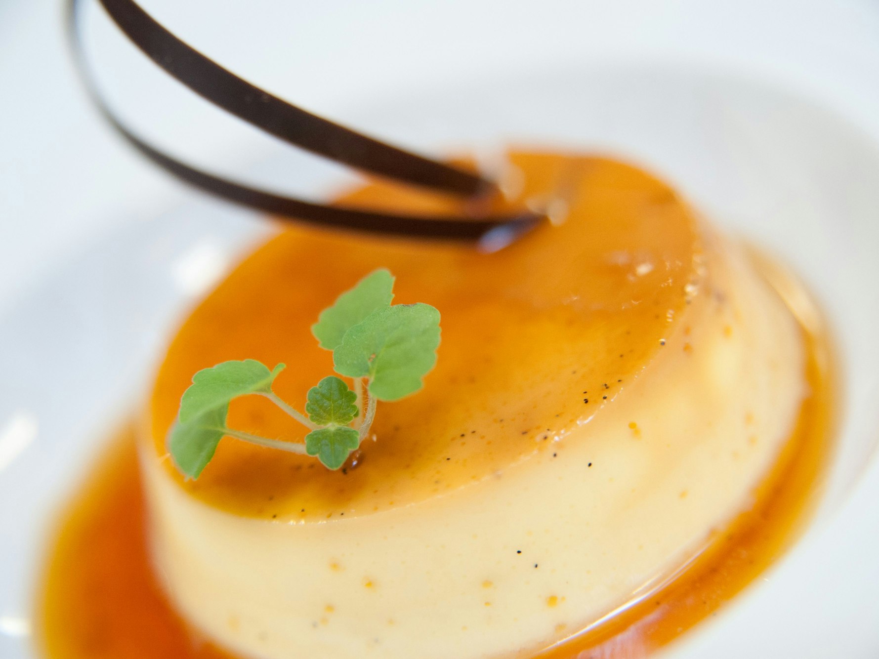 Zum Themendienst-Bericht vom 12. Mai 2021: Cremiger Pudding lässt sich auch leicht selbst ohne fertiges Pulver anrühren.