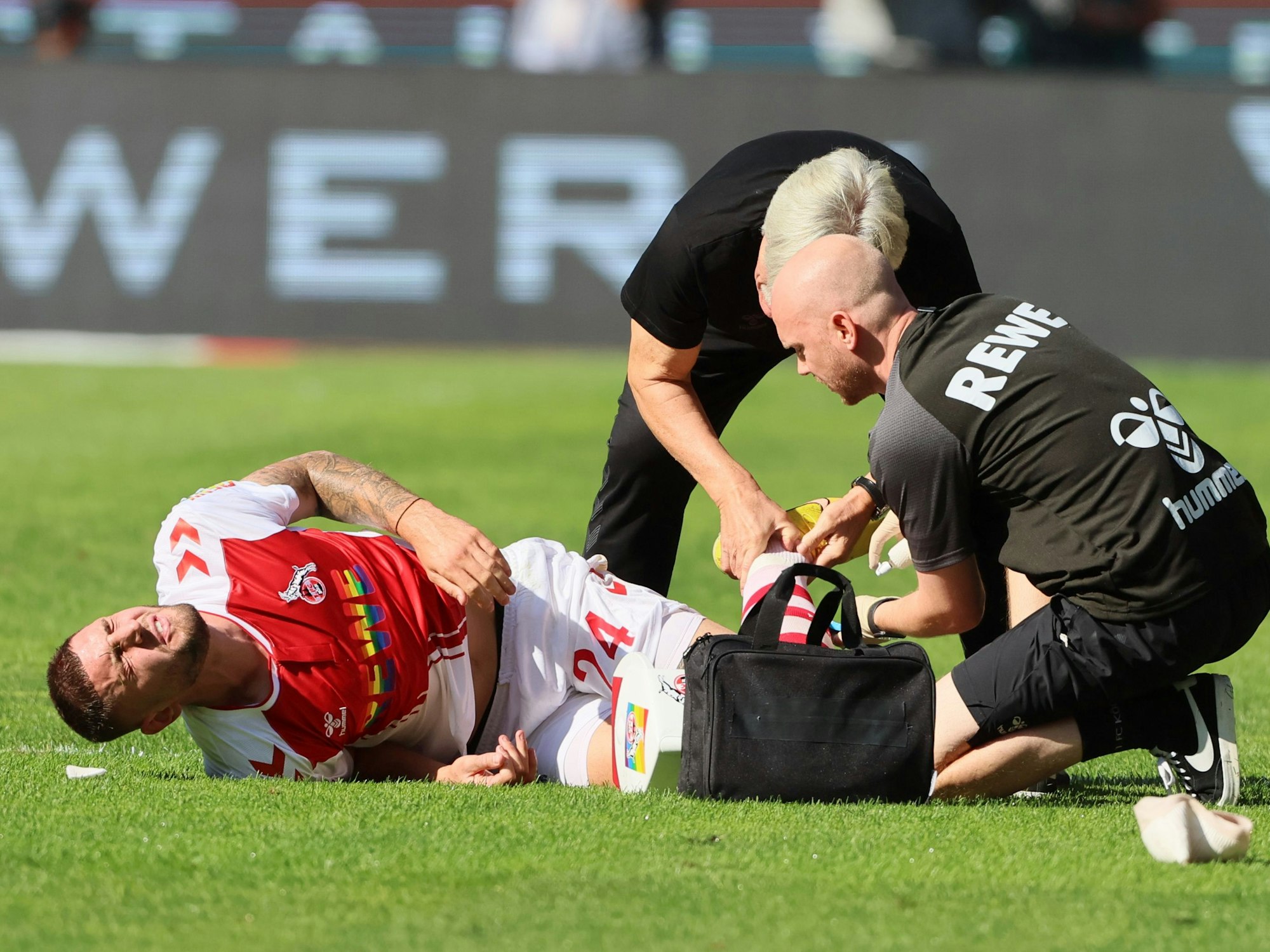 Jeff Chabot verletzt sich gegen den VfB Stuttgart.