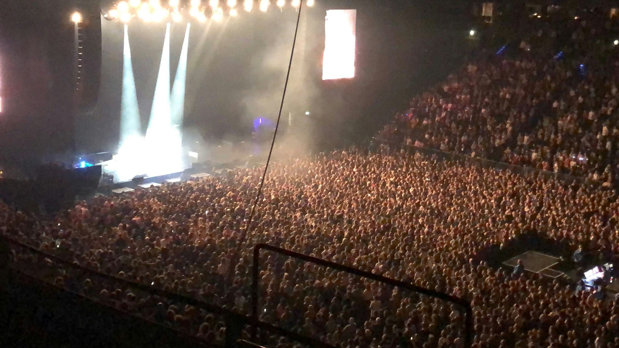 Die Band AnnenMayKantereit spielt in der ausverkauften Kölner Lanxess Arena.