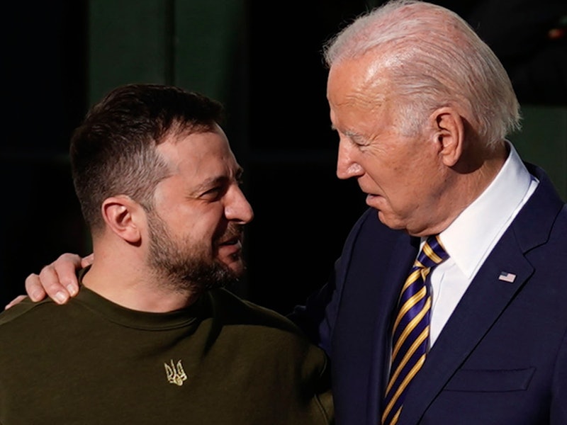 Joe Biden (r), Präsident der USA, begrüßt Wolodymyr Selenskyj, Präsident der Ukraine, im Weißen Haus. Selenskyj ist zum Auftakt seiner ersten bekannten Auslandsreise seit Beginn des russischen Angriffskriegs in den USA eingetroffen.