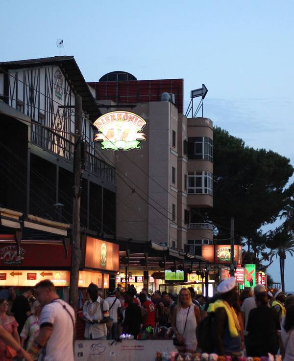 Die gut besuchte Partymeile Schinkenstraße auf Mallorca bei Einbruch der Nacht.