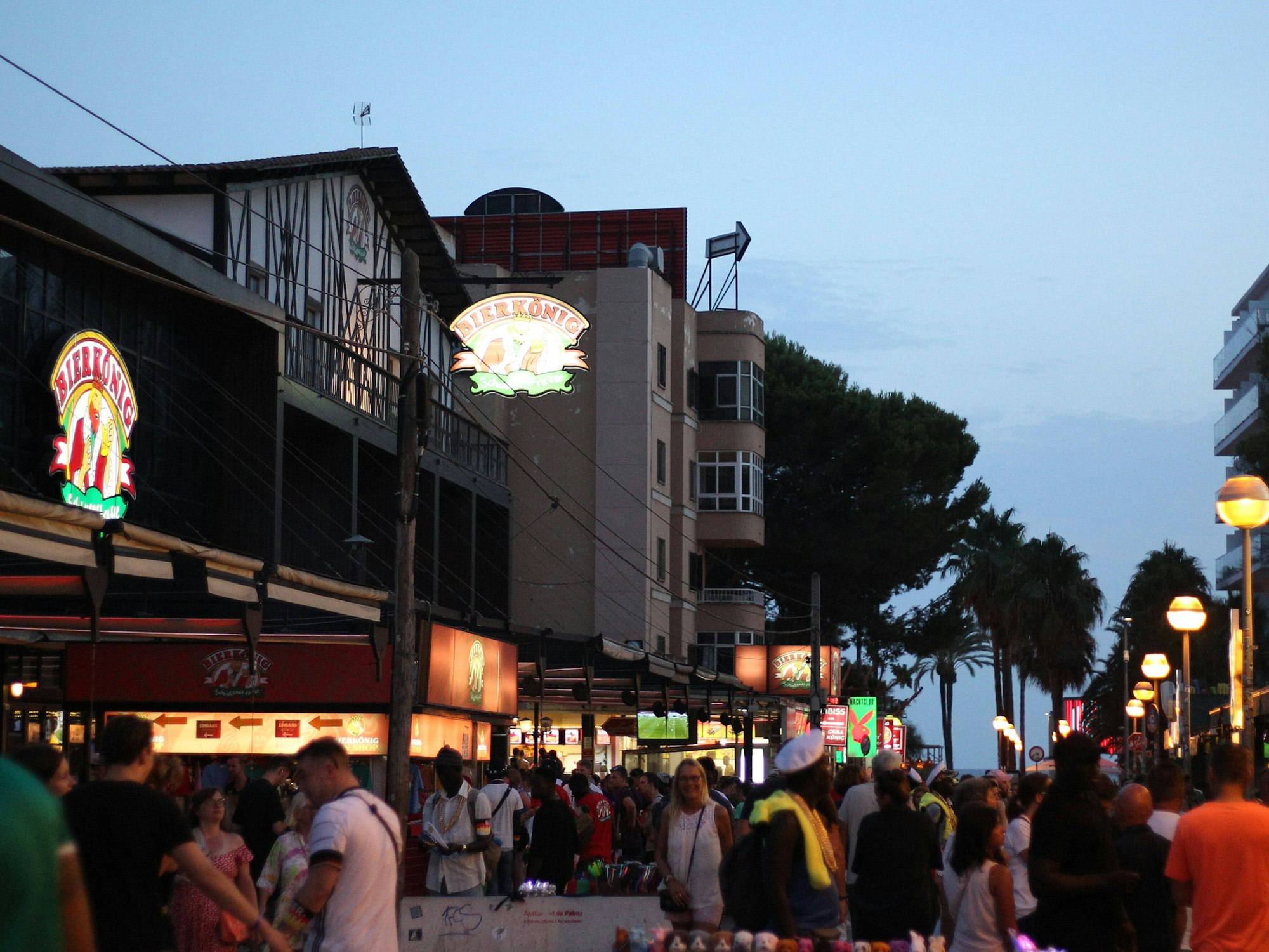 Die gut besuchte Partymeile Schinkenstraße auf Mallorca bei Einbruch der Nacht.