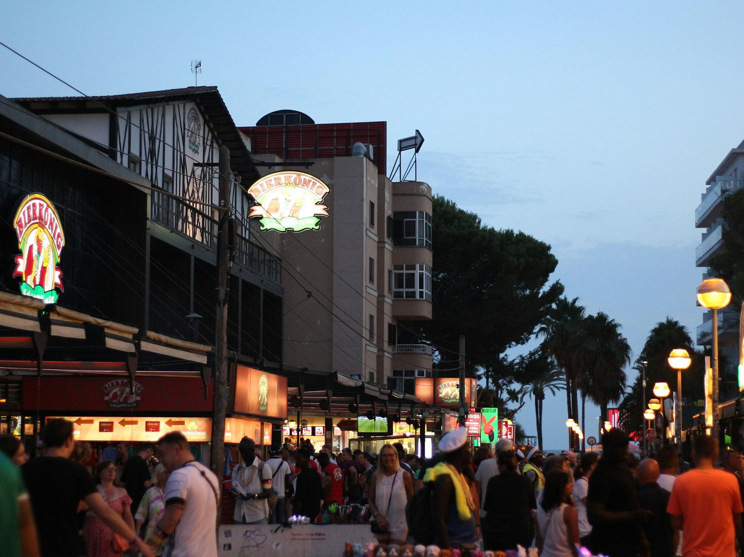 Die gut besuchte Schinkenstraße am Ballermann auf Mallorca bei Einbruch der Nacht. Links das Kultlokal Bierkönig.
