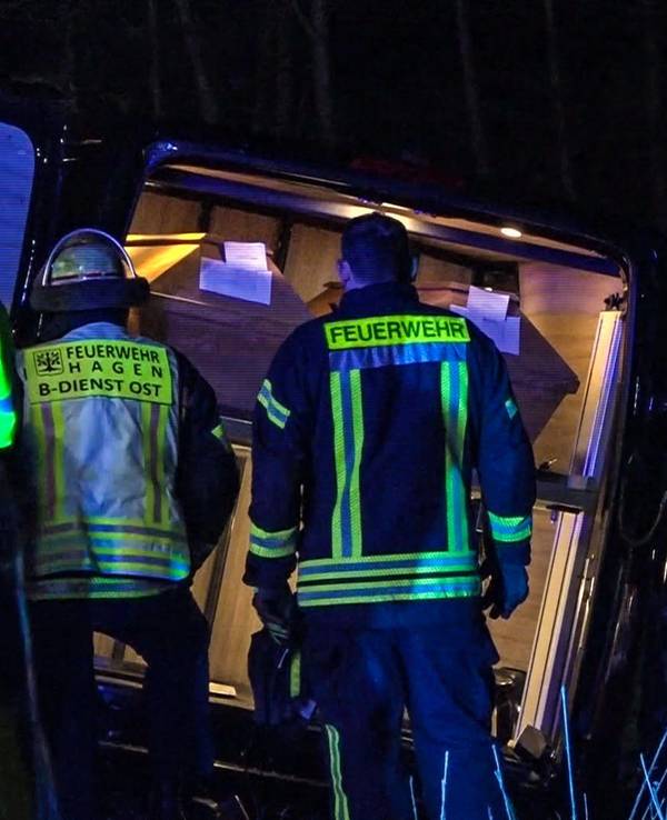 Einsatzkräfte stehen am 21. Dezember 2022 vor einem verunglückten Leichenwagen in Hagen.