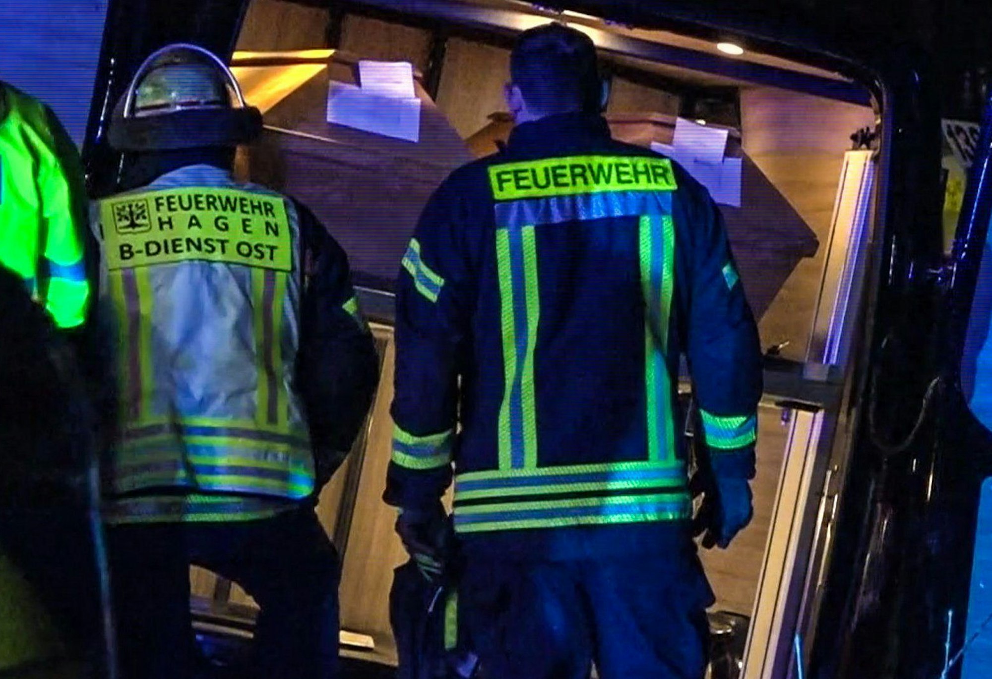 Einsatzkräfte stehen am 21. Dezember 2022 vor einem verunglückten Leichenwagen in Hagen.