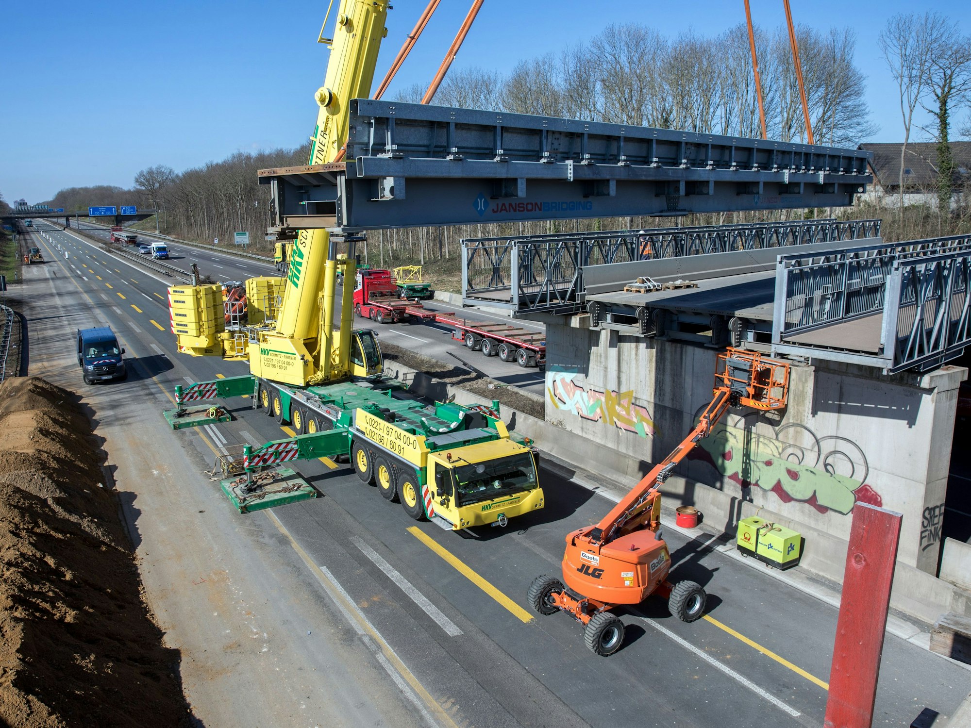 Kräne arbeiten am Rückbau der provisorischen Überführung Frankfurter Straße über die A4.
