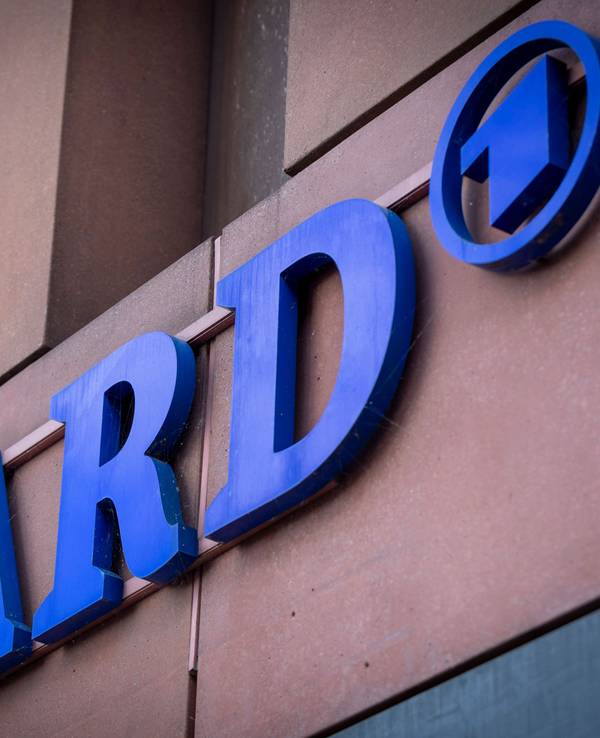Das Foto zeigt das Logo der ARD an der Fassade des Hauptstadtstudios in Berlin.