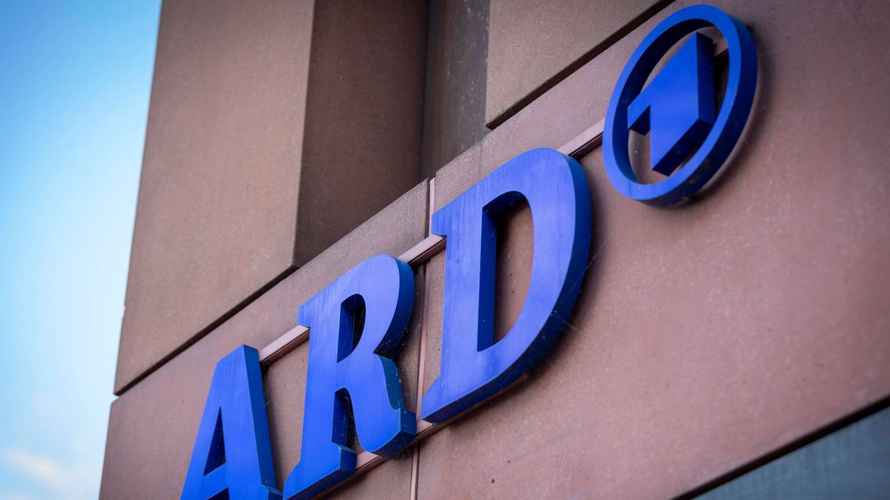 Das Foto zeigt das Logo der ARD an der Fassade des Hauptstadtstudios in Berlin.