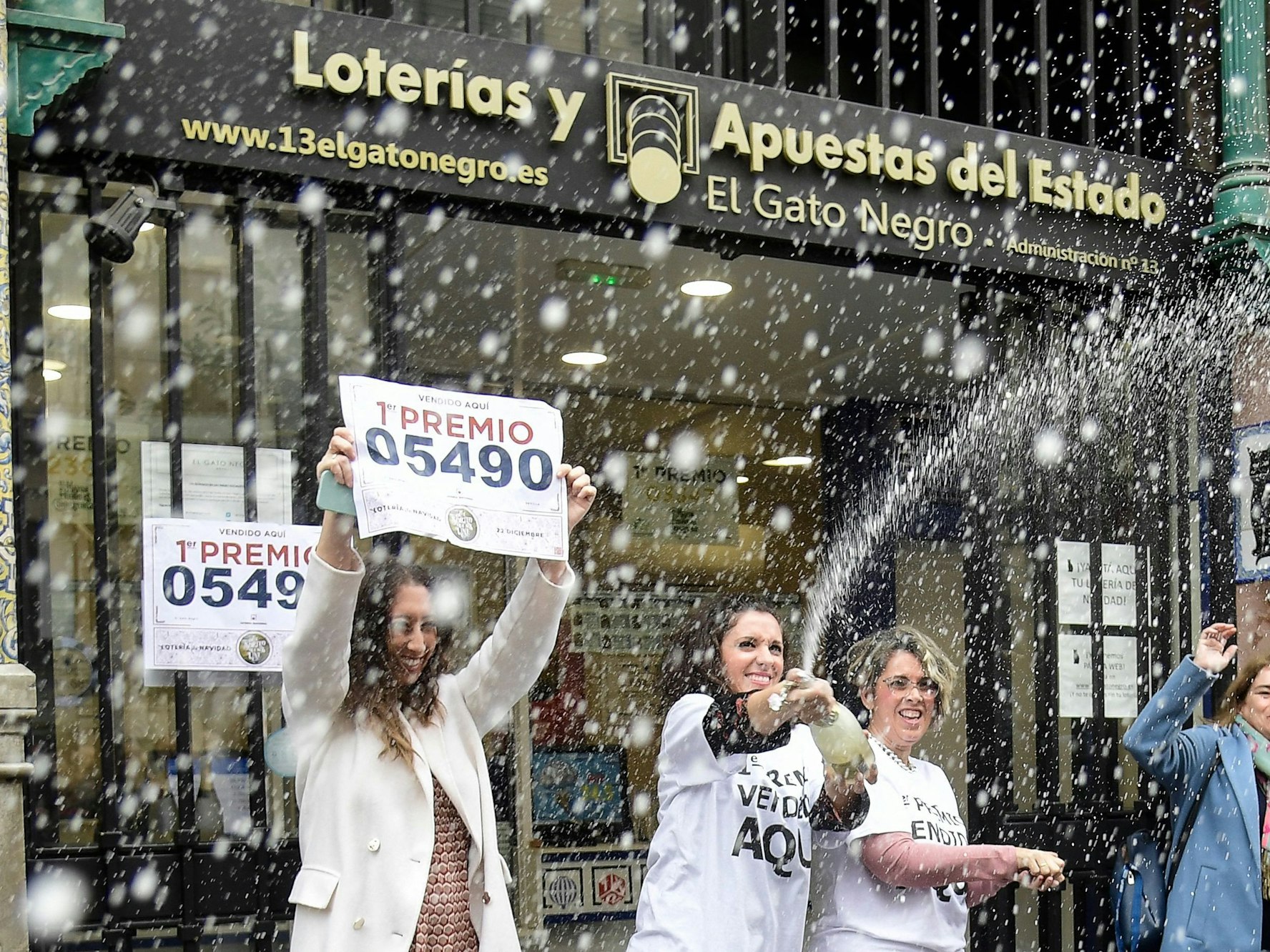 Verkäuferinnen der Lose für die spanische Weihnachtslotterie „El Gordo“ feiern nach der Zeihung der Zahlen.