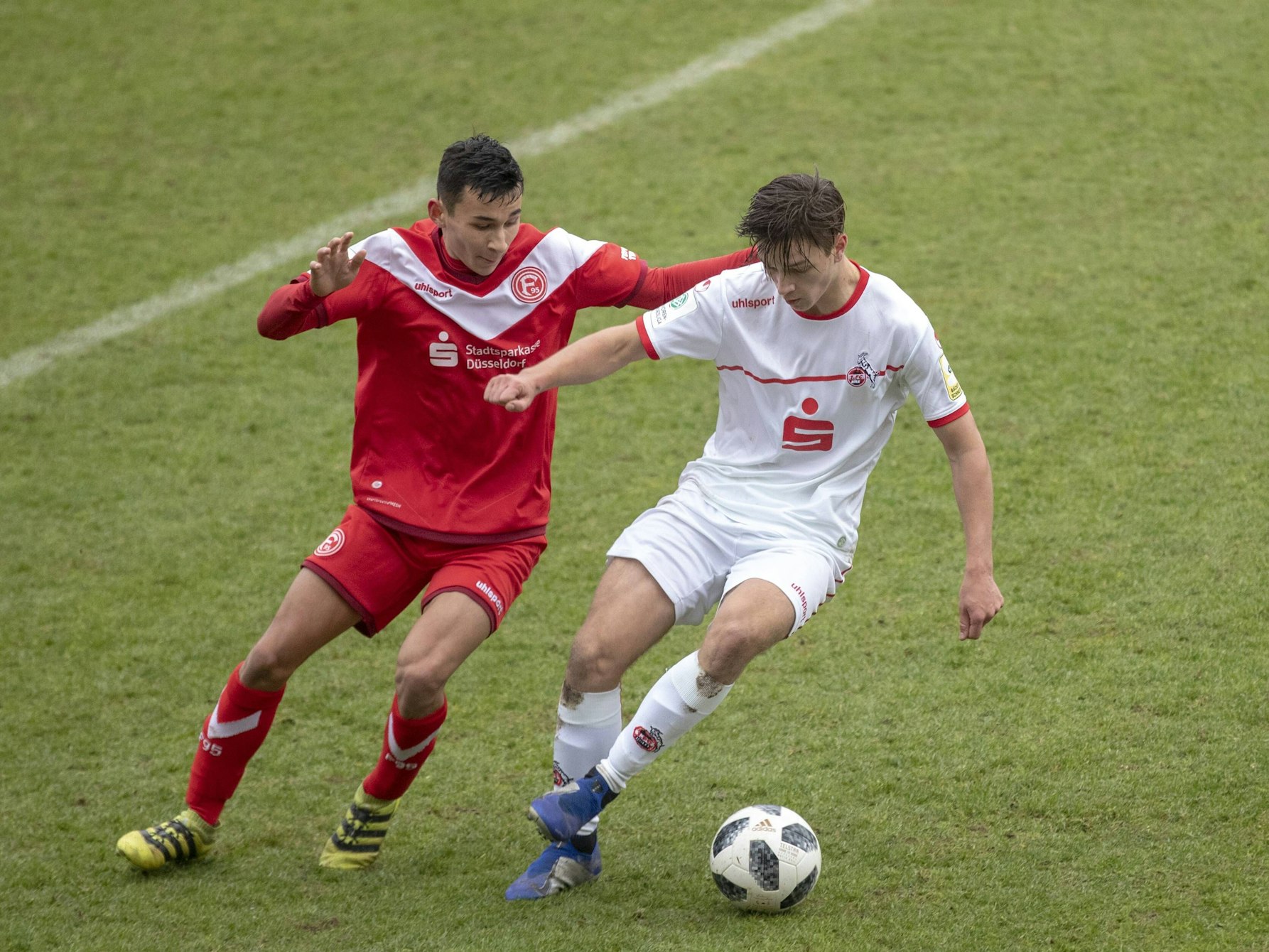 Ex-Düsseldorf und FC-Talent Noel Caliskan (l.) im Zweikampf mit Noah Katterbach am 24. November 2018.