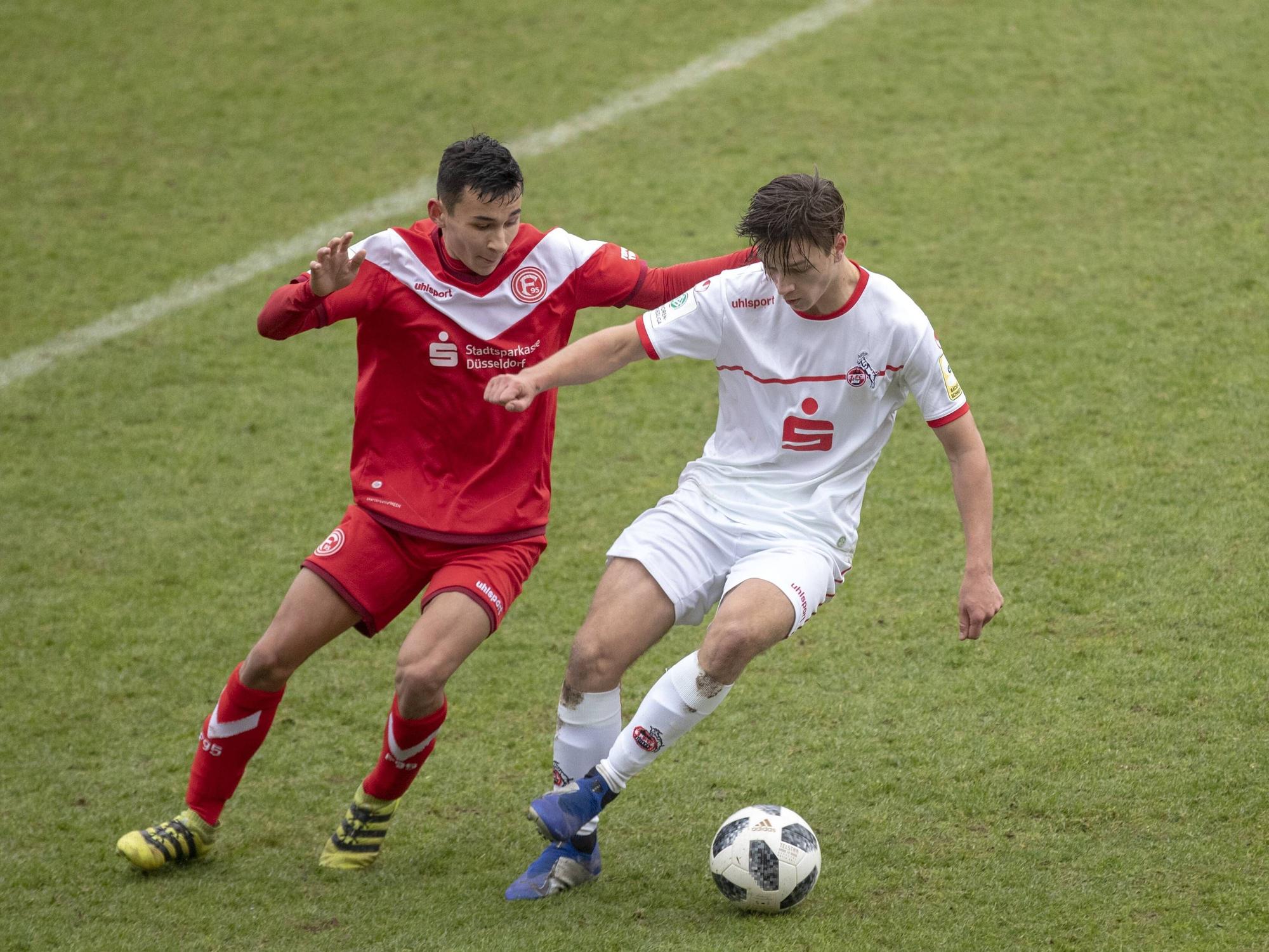 Ex-Düsseldorf und FC-Talent Noel Caliskan (l.) im Zweikampf mit Noah Katterbach am 24. November 2018.