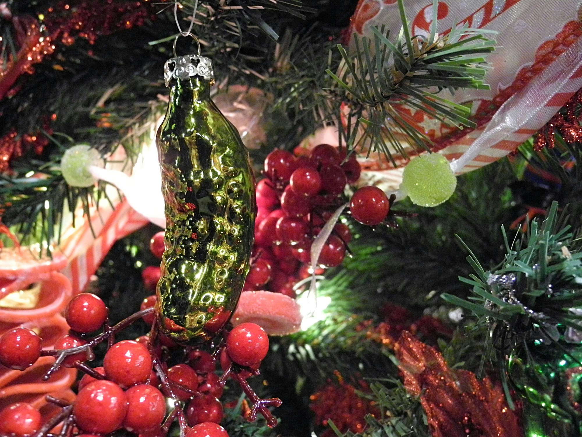 Eine „Weihnachtsgurke“ („Christmas Pickle“) hängt an einem Weihnachtsbaum.