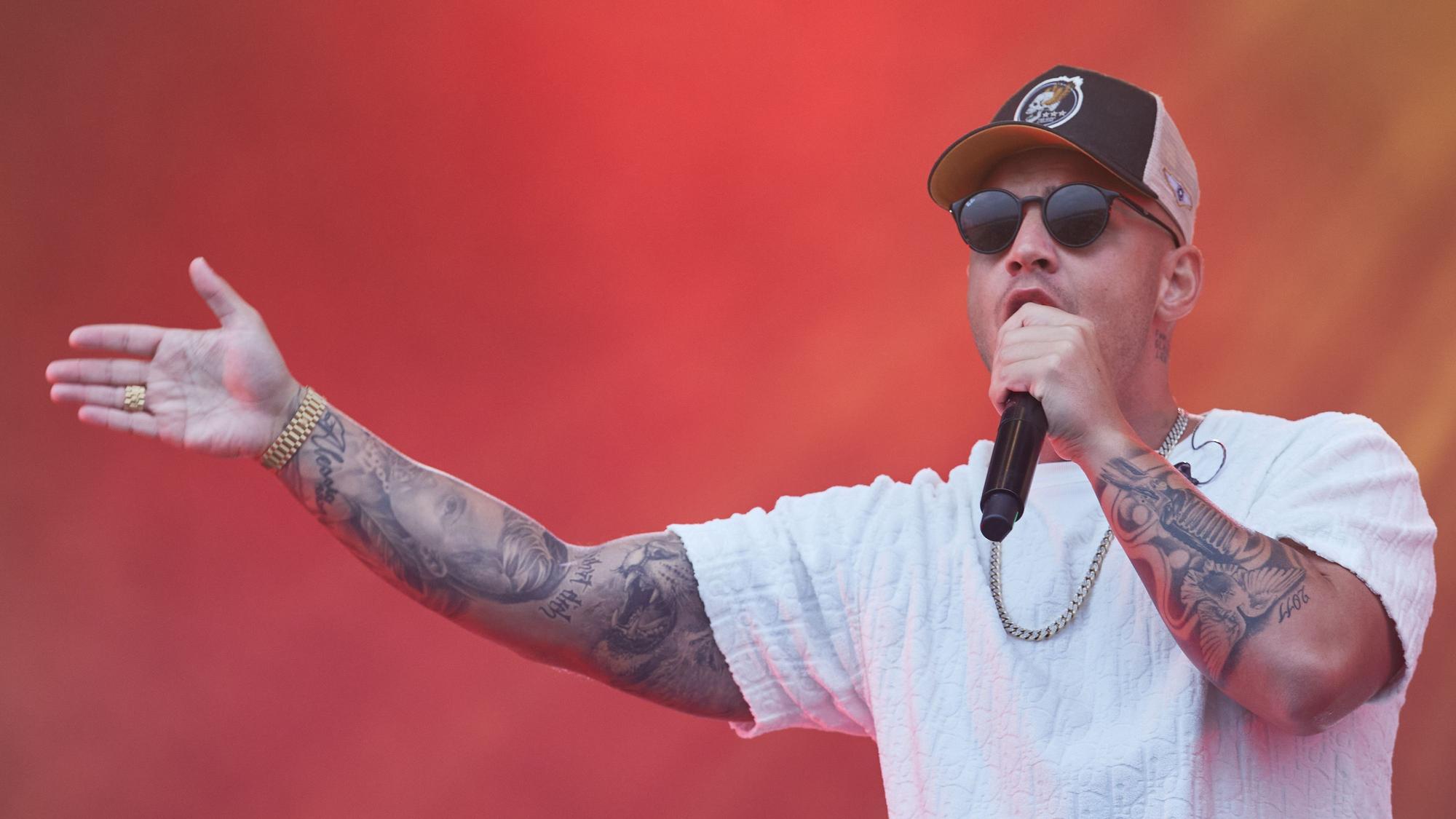 Pietro Lombardi, Sänger, steht auf der Bühne beim Strandkorb Open Air-Konzert am Cruise Center Steinwerder. +++ dpa-Bildfunk +++