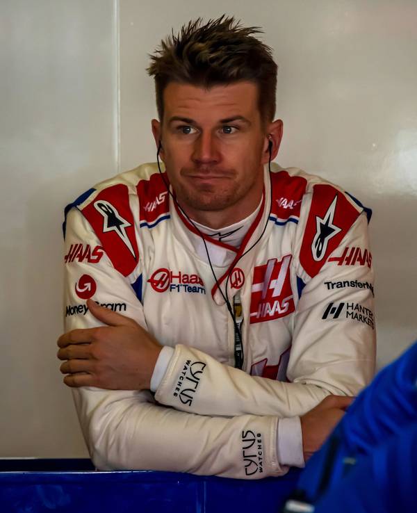 Nico Hülkenberg guckt verträumt.