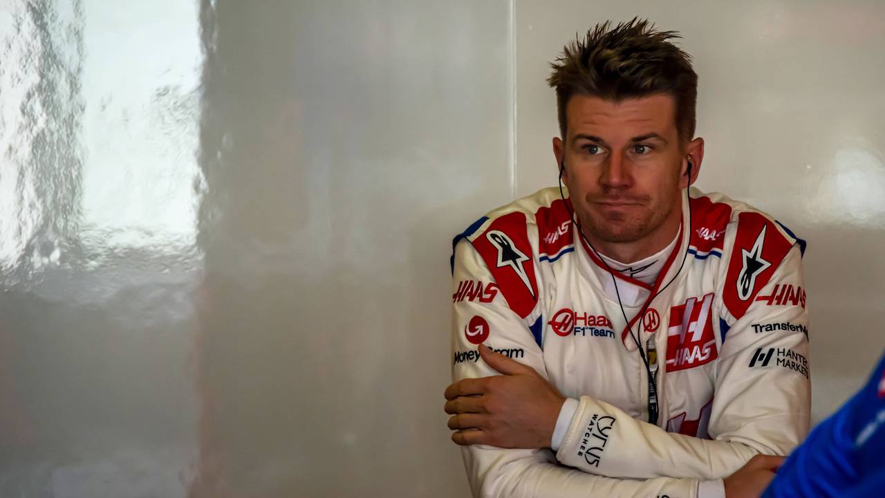 Nico Hülkenberg guckt verträumt.