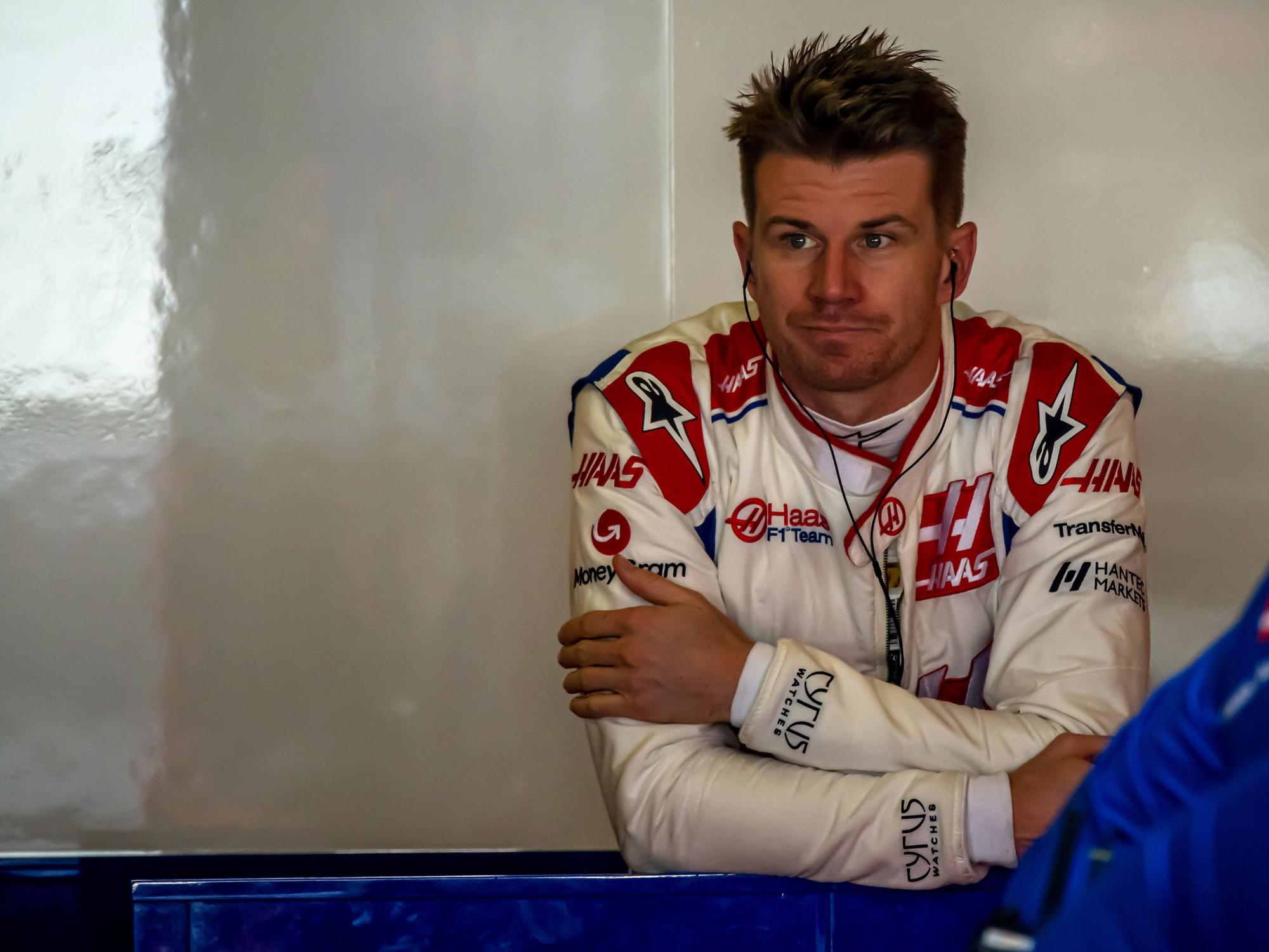 Nico Hülkenberg guckt verträumt.