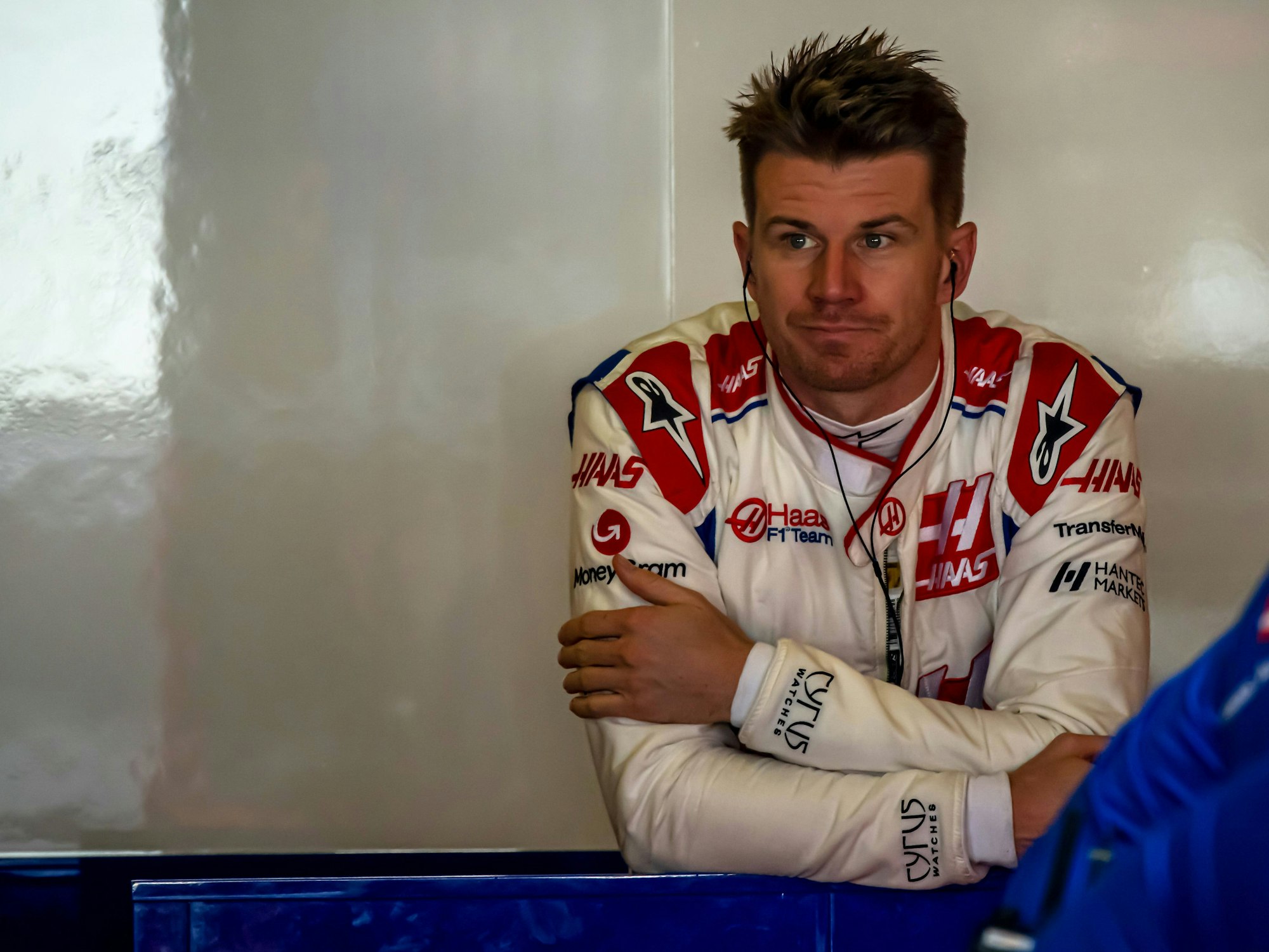 Nico Hülkenberg guckt verträumt.