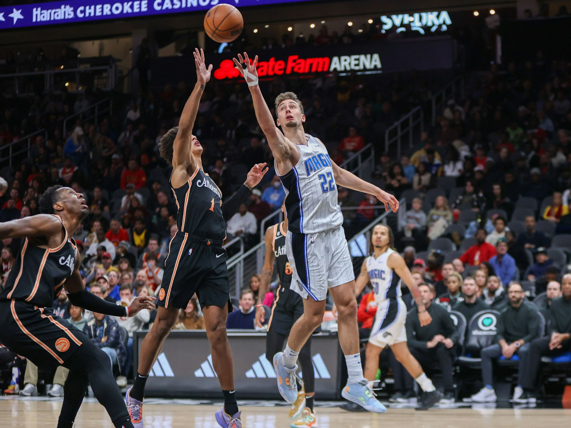 Franz Wagner wirft einen Korb.