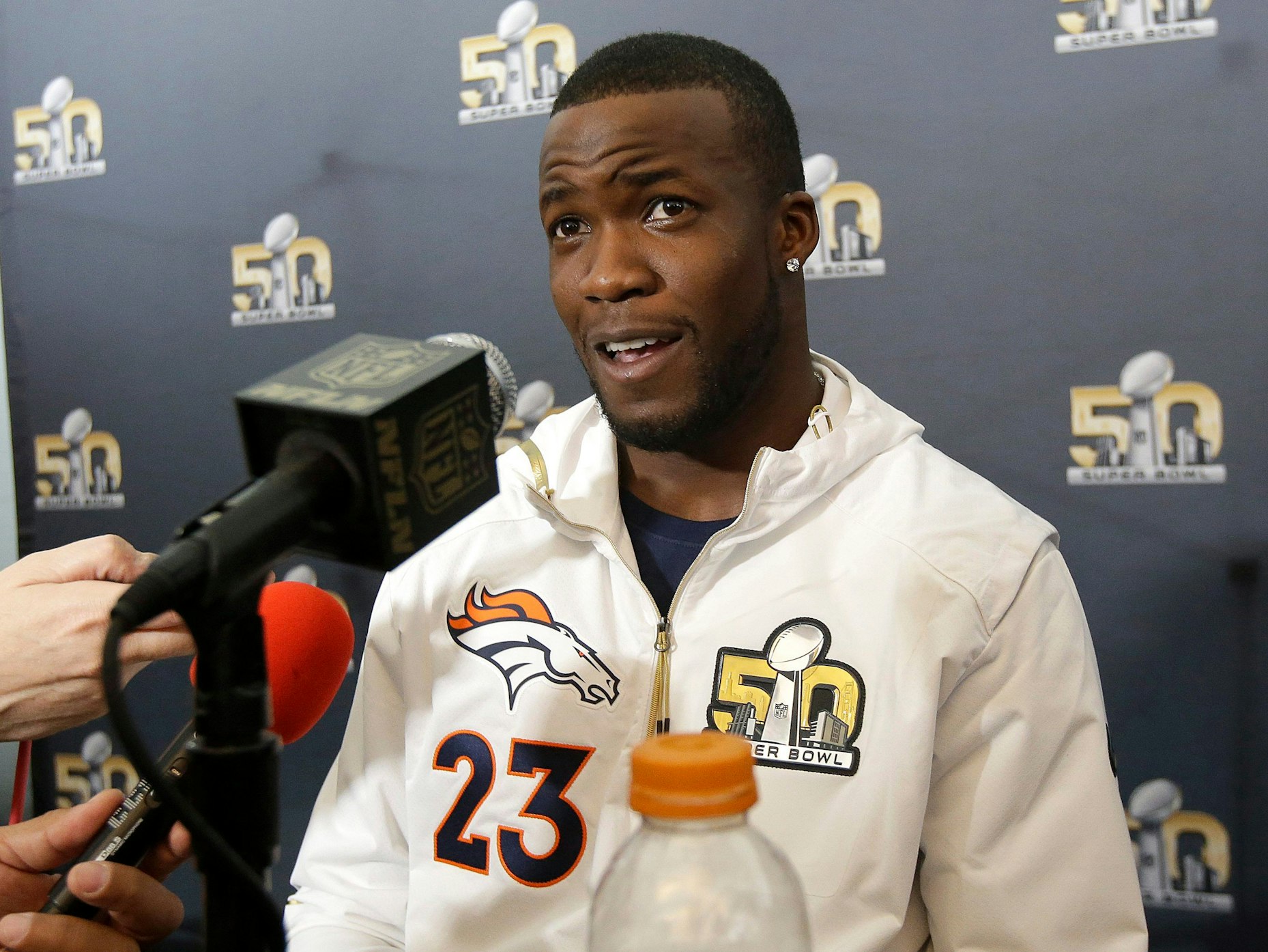 Ronnie Hillman steht beim Super Bowl 50 vor den Mikrofonen.