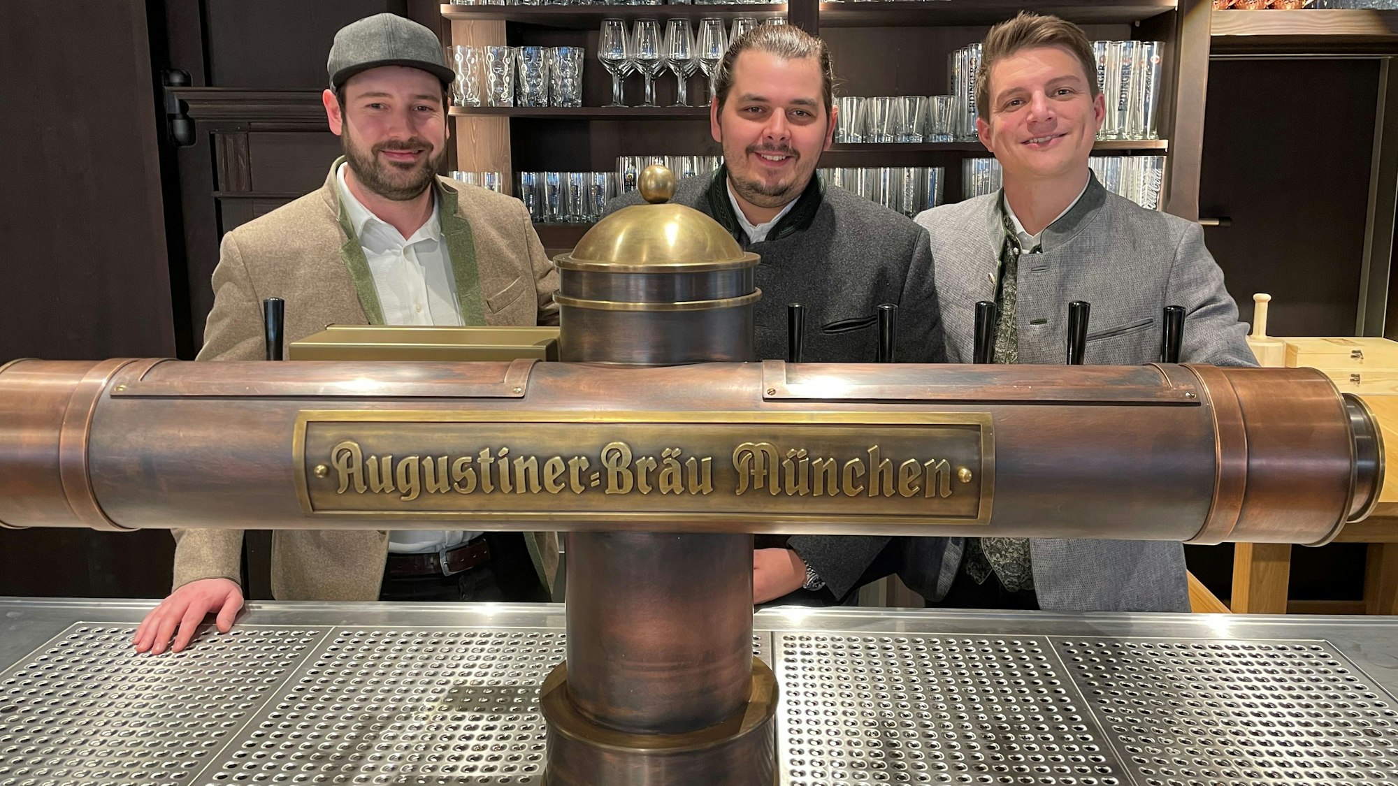 Die Chefs vom Augustiner am Heumarkt stehen am Tresen.