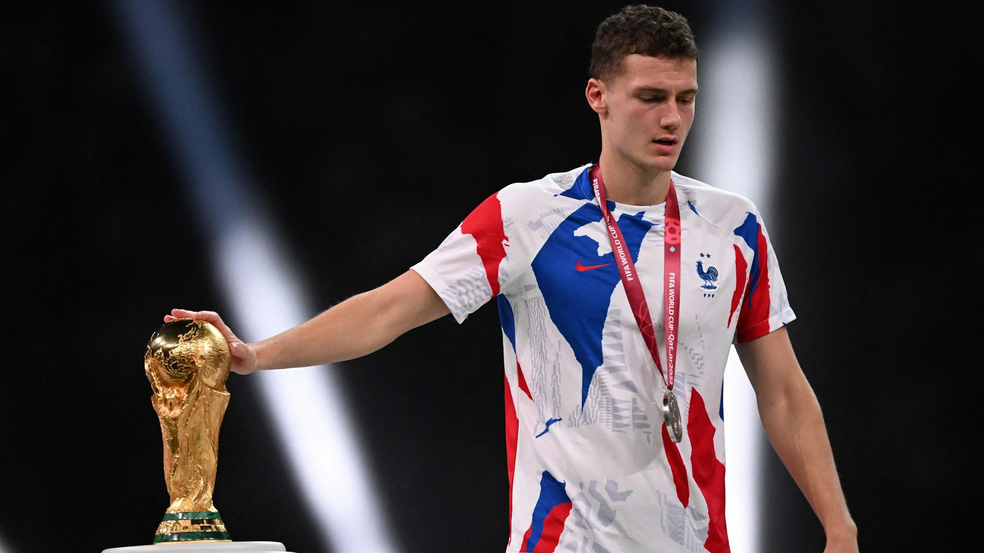Benjamin Pavard berührt den Weltmeister-Pokal.