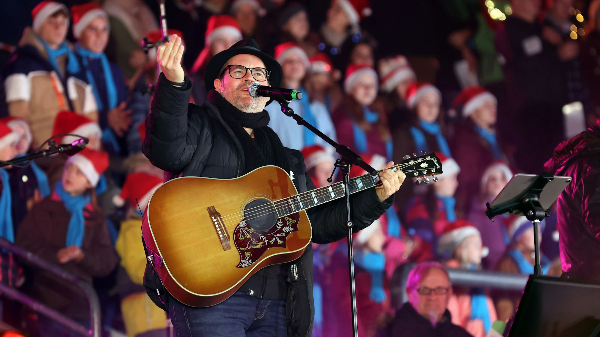 „Loss mer Weihnachtsleeder singe“ im Rhein-Energie-Stadion mit Björn Heuser.