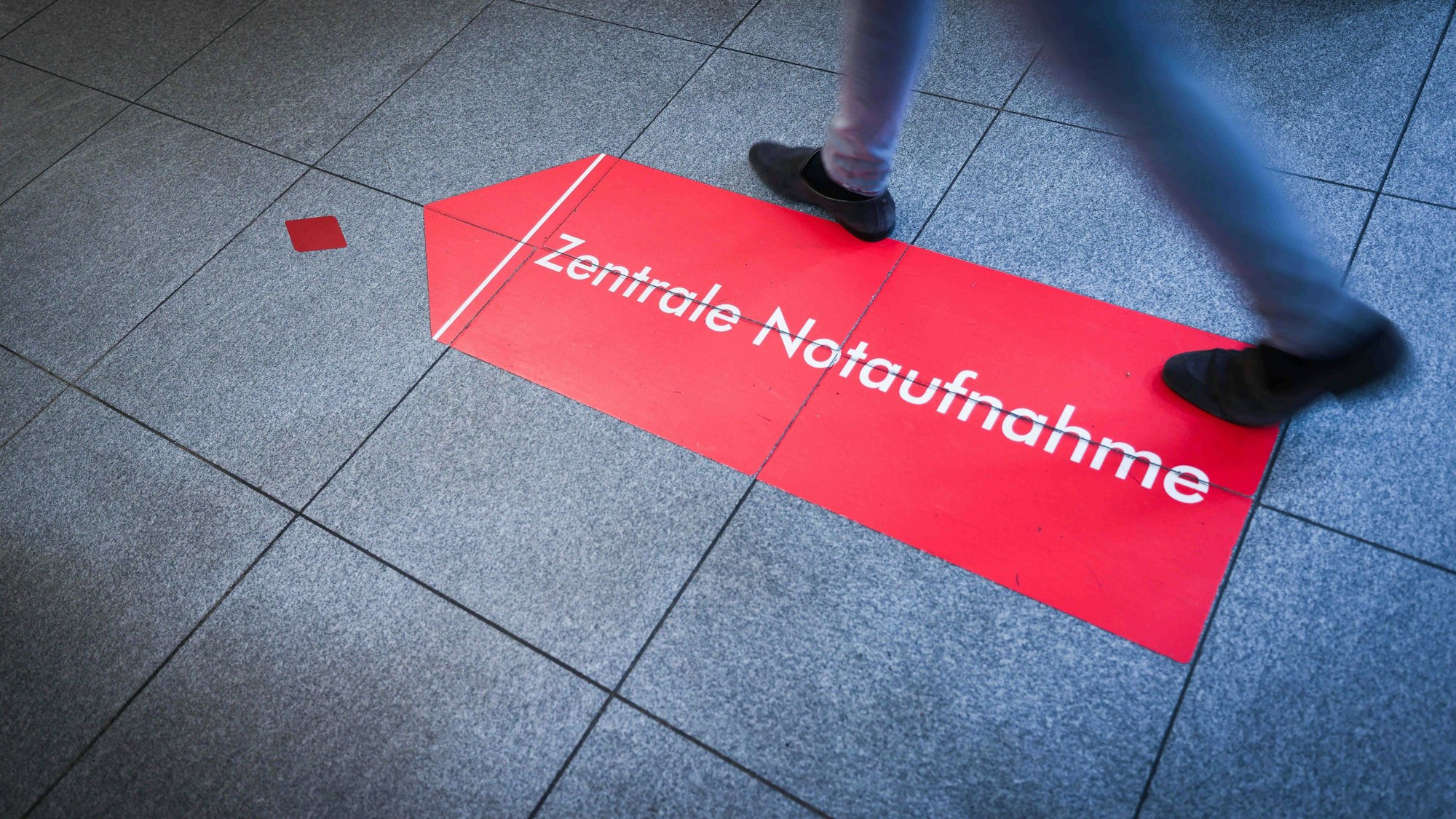 Ein Hinweispfeil „Zentrale Notaufnahme“ ist im Eingangsbereich zur Zentralen Notaufnahme zu sehen.