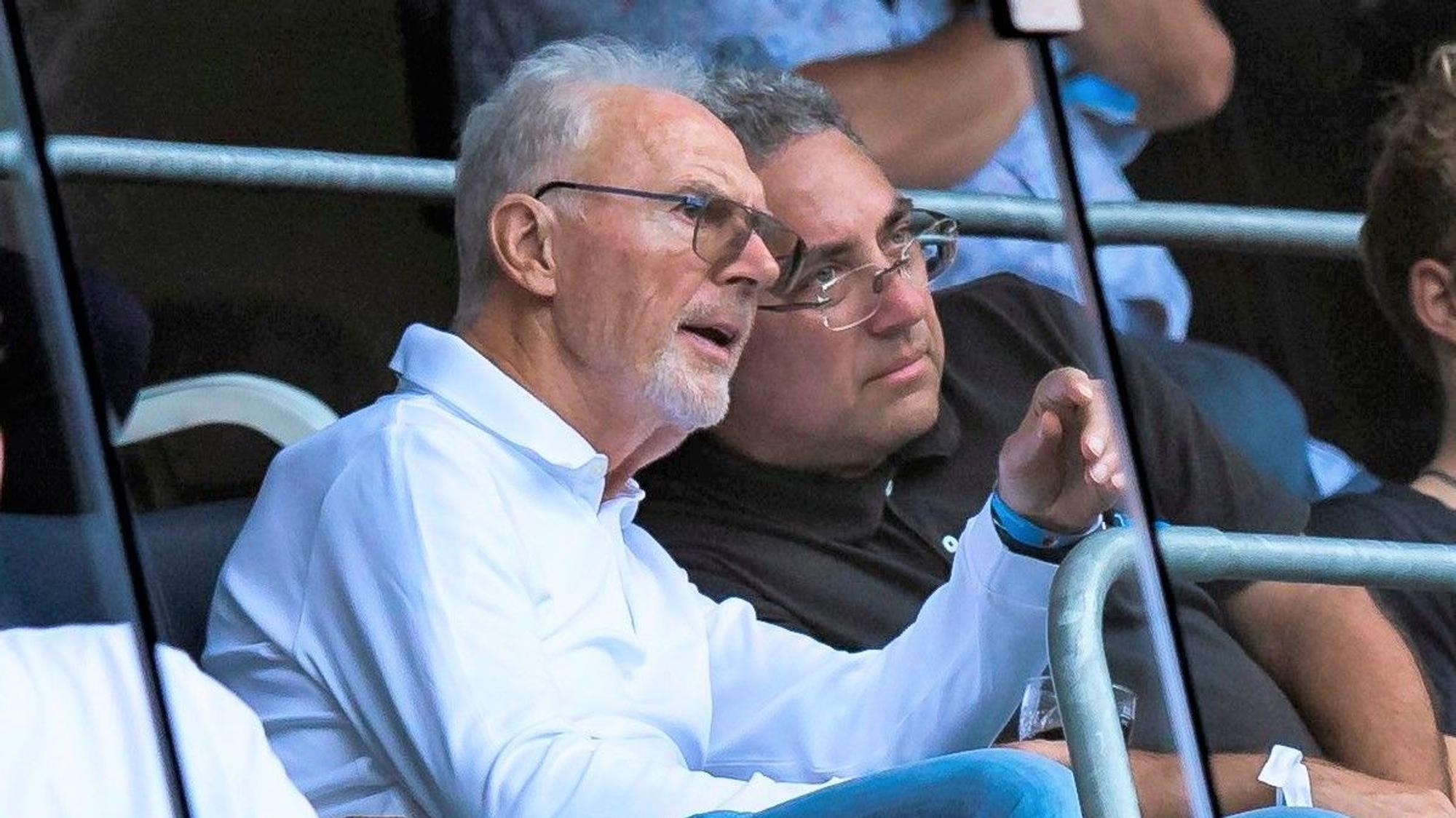Franz Beckenbauer (l.) bei seinem bislang letzten Stadionbesuch in der Bundesliga. Auf der Tribüne verfolgt er das Spiel der TSG Hoffenheim gegen den FC Augsburg.