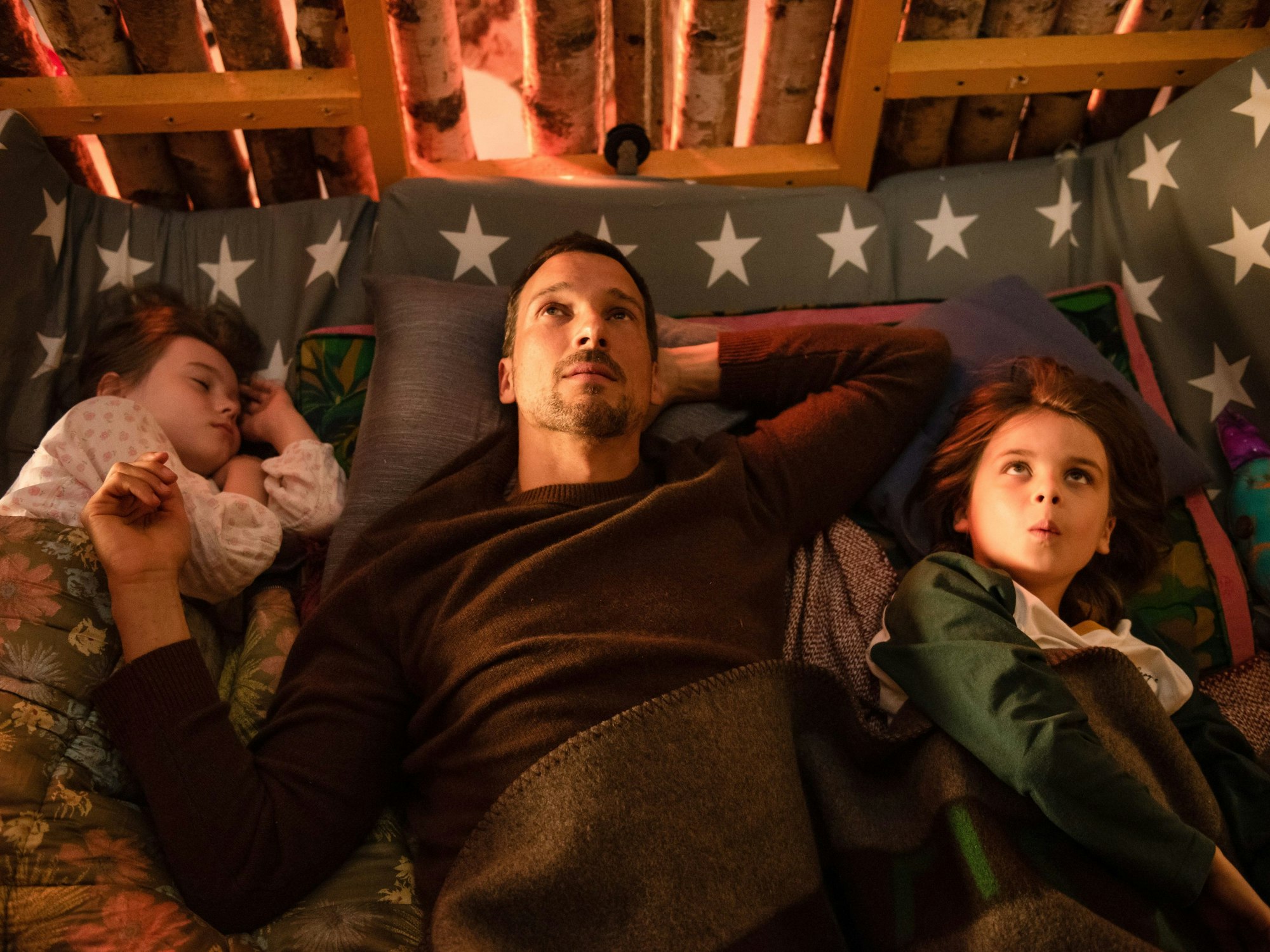 Ava Petsch (von links) als Erna, Florian David Fitz als Ben und Lauri als Lili/Oskar in einer Szene des Films „Oskars Kleid“, der am 22. Dezember gestartet ist.