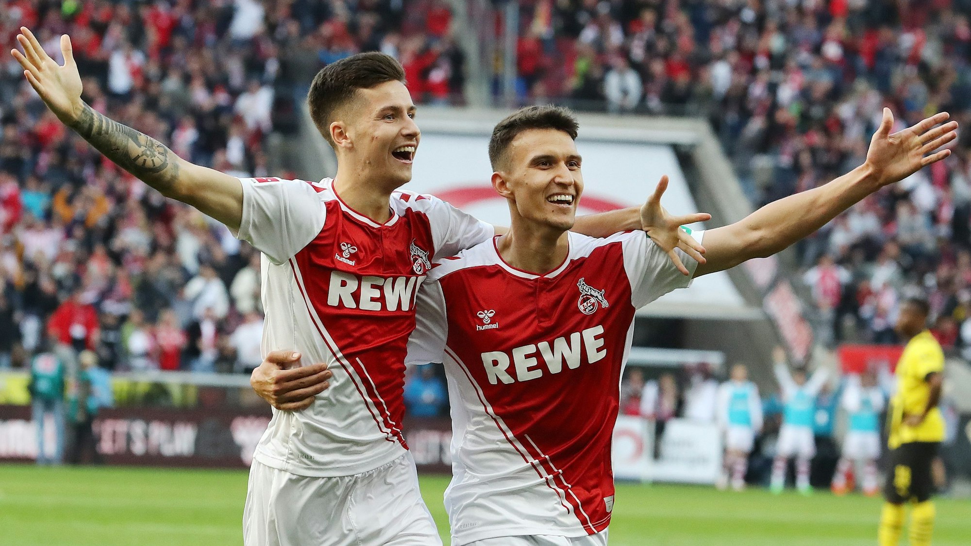 Denis Huseinbasic und Dejan Ljubicic jubeln gegen den BVB.