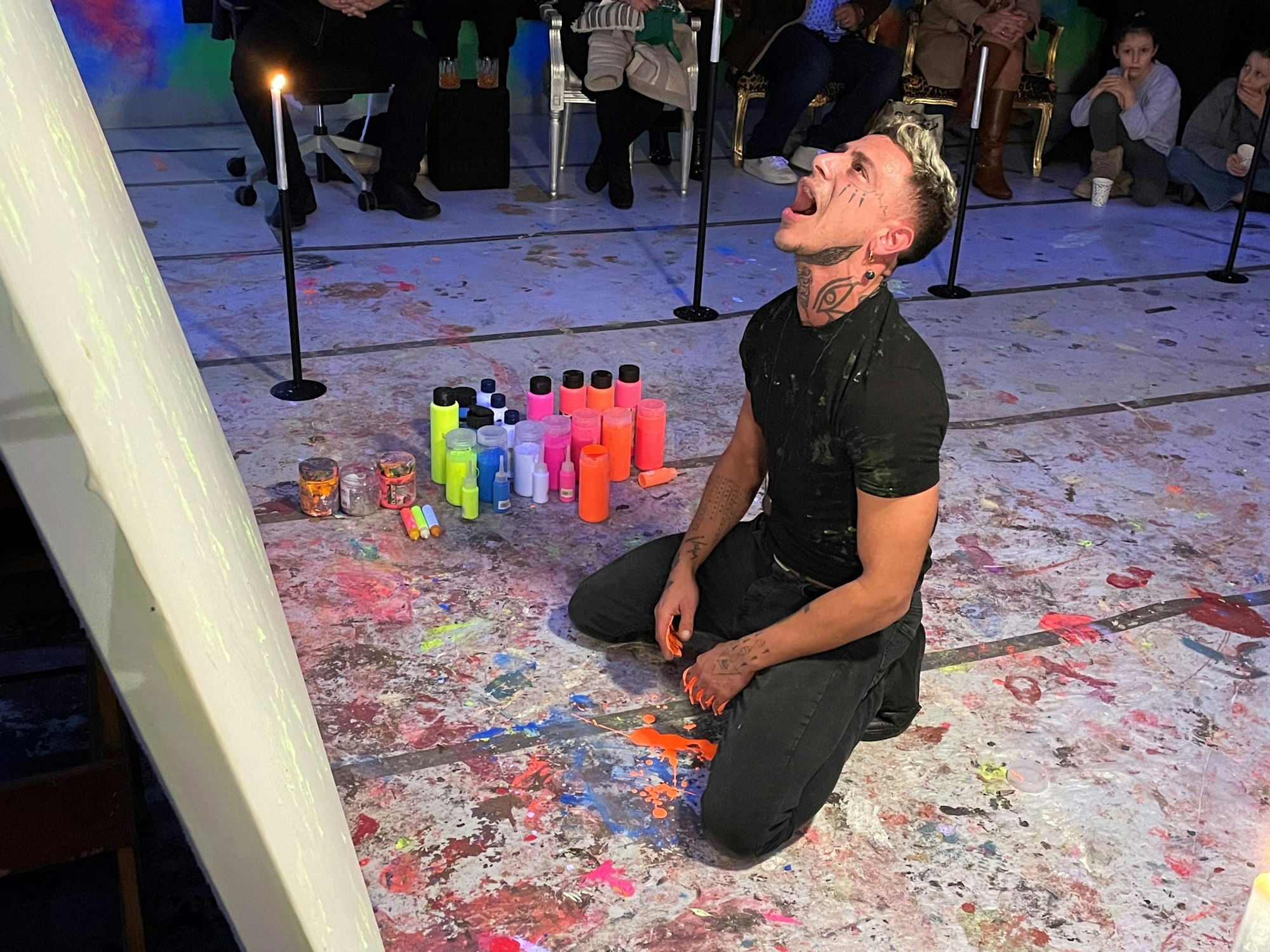 Der Künstler Niko Nikolaidis bei der Arbeit im Atelier.