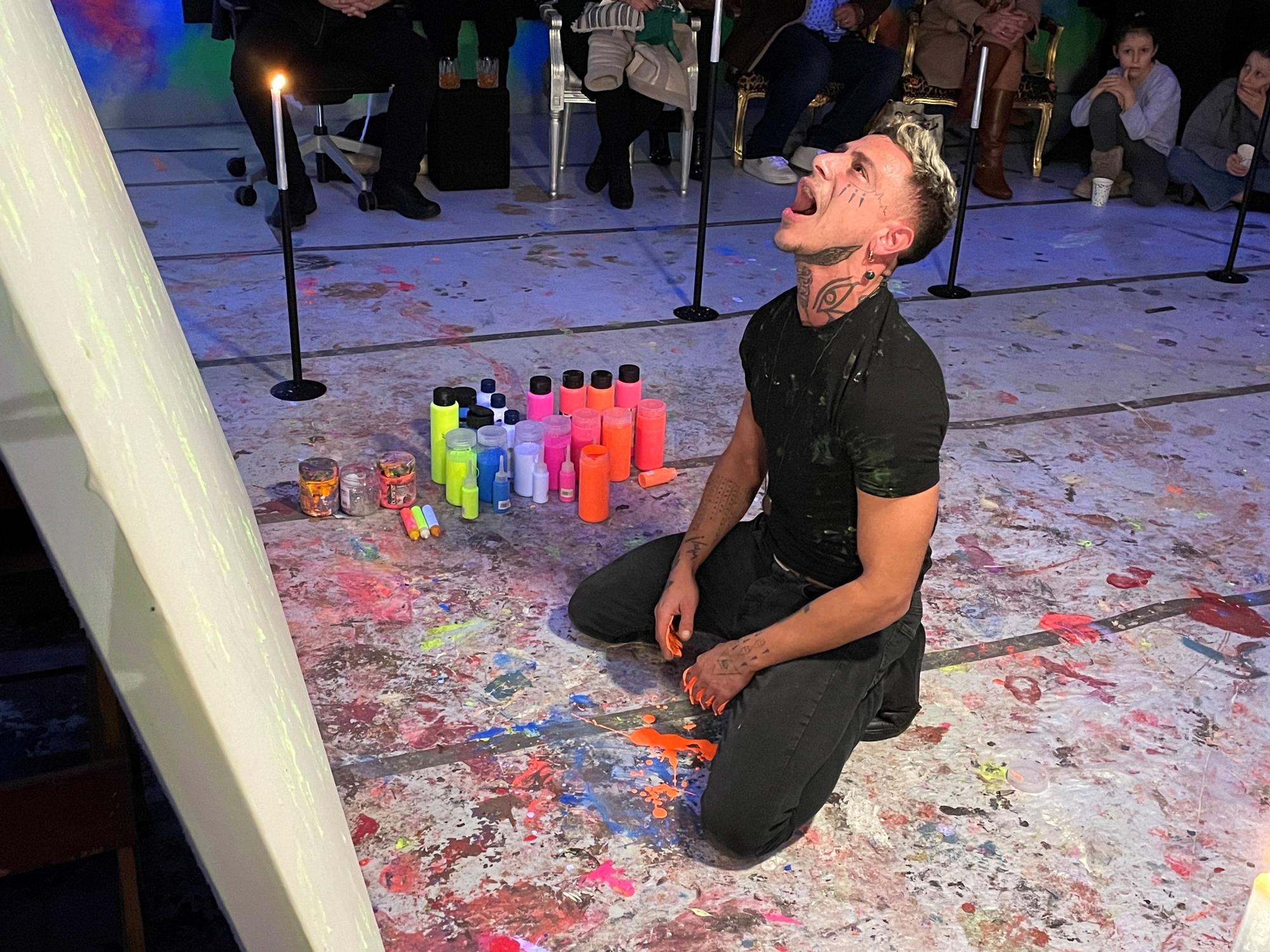 Der Künstler Niko Nikolaidis bei der Arbeit im Atelier.