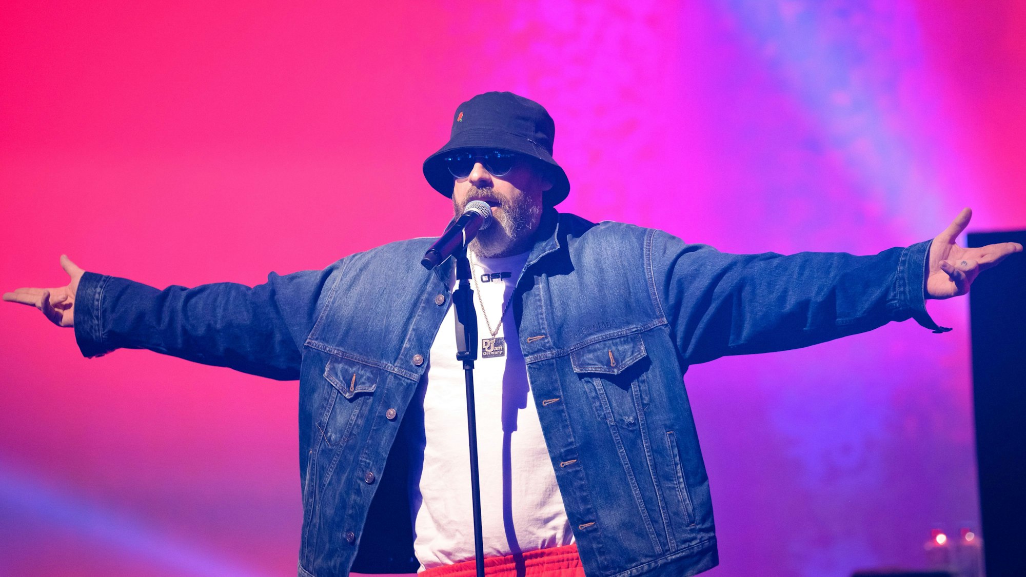 Rapper Sido gestikuliert während seines Überraschungskonzerts auf dem Digital-Festival OMR.