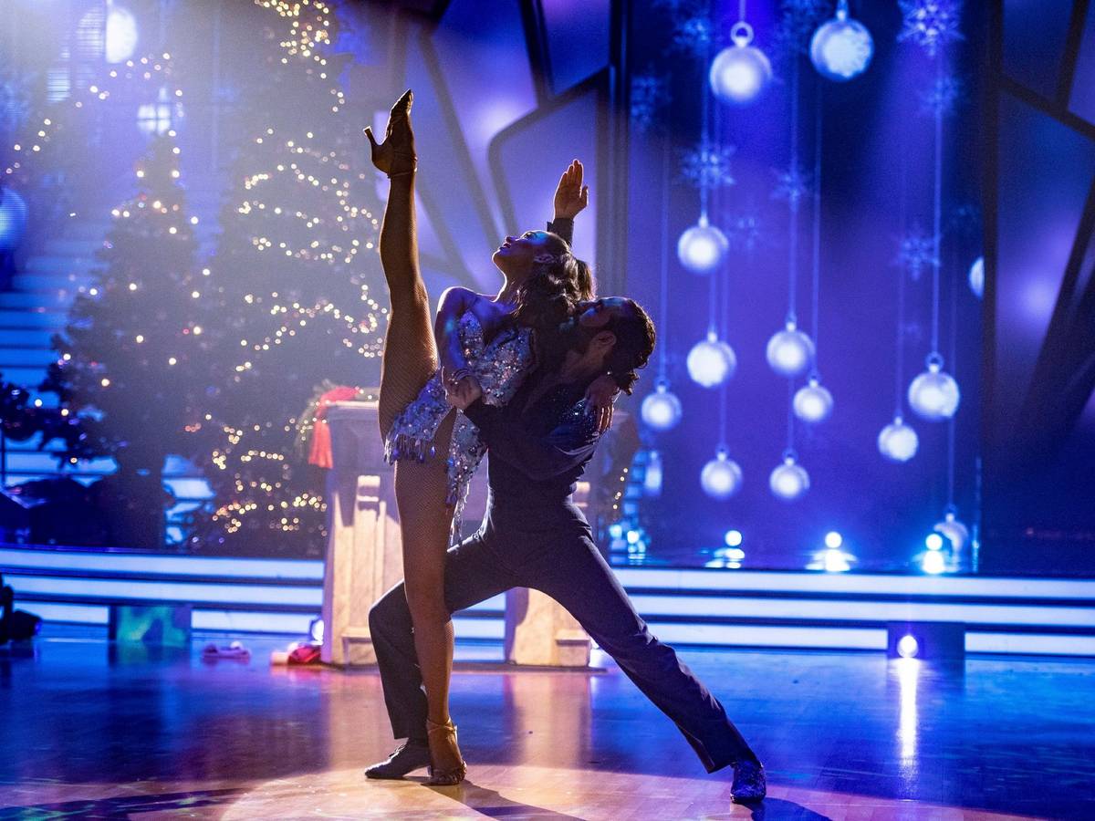 Lili Paul Roncalli und Massimo Sinató tanzen in „Let’s Dance – Die große Weihnachtsshow“ 2022 einen Cha Cha Cha
