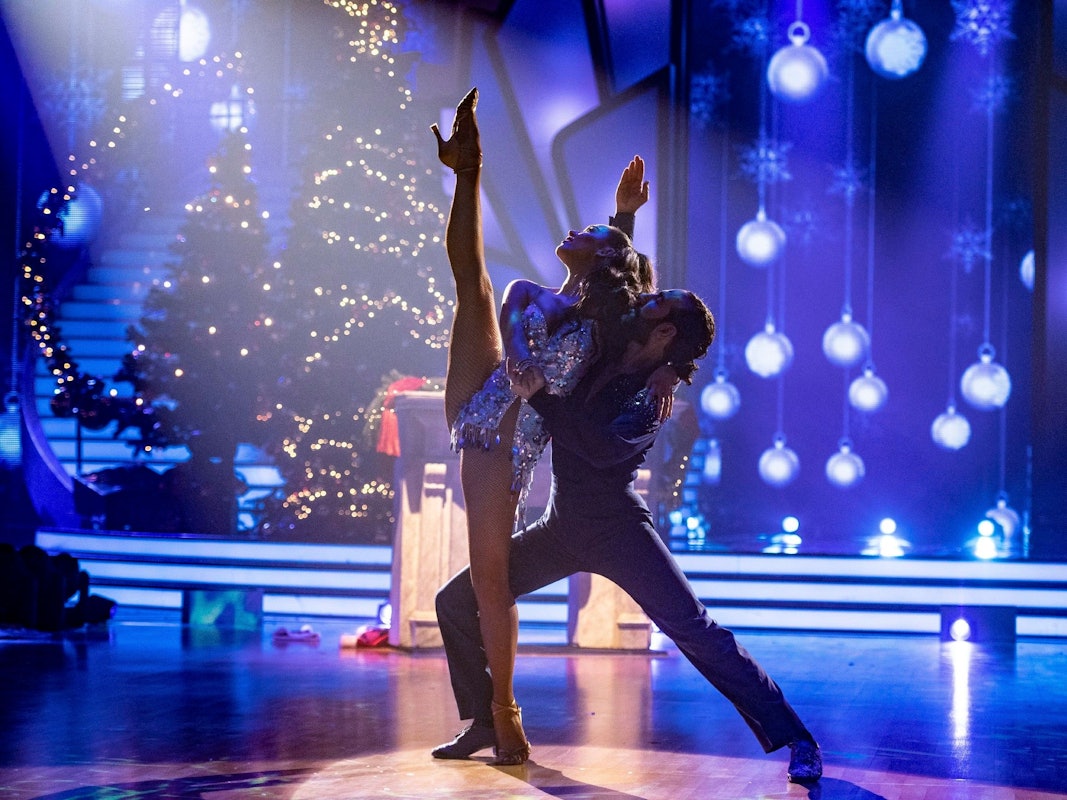 Lili Paul Roncalli und Massimo Sinató tanzen in „Let’s Dance – Die große Weihnachtsshow“ 2022 einen Cha Cha Cha