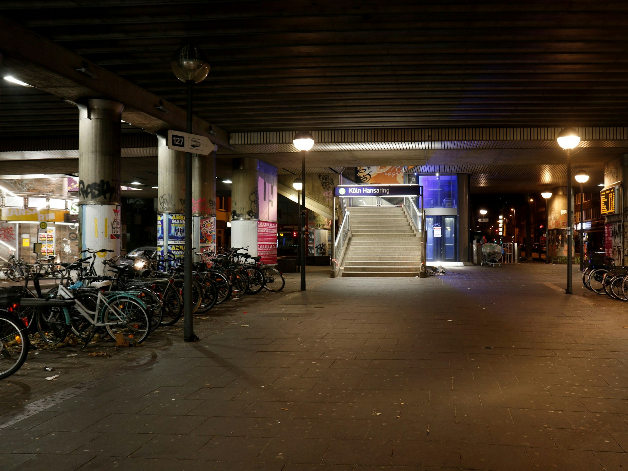 Blick in den unterirdischen Teil der Kölner Haltestelle Hansaring. Die KVB hat die Aufzüge saniert.