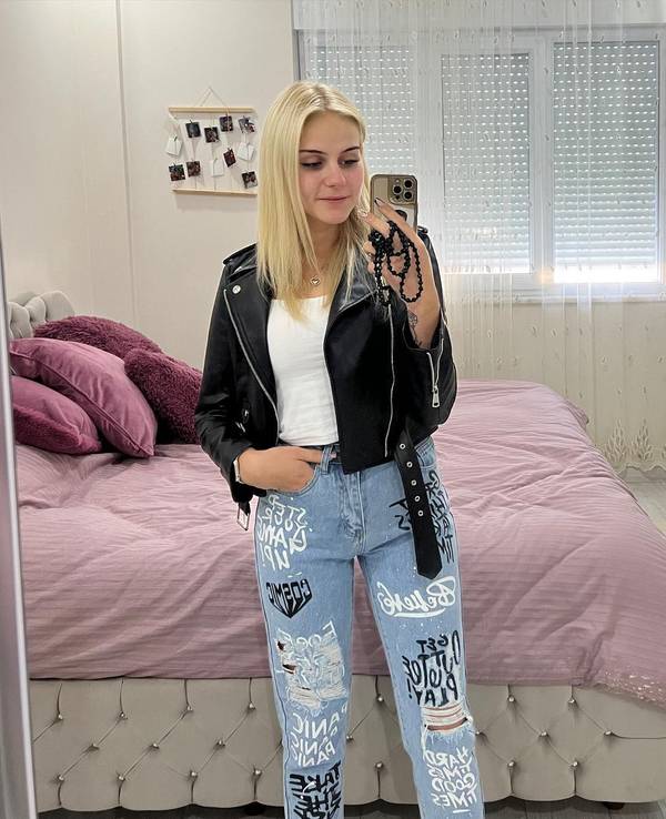 Estefania posiert für ein Spiegel-Selfie in ihrem Schlafzimmer. Sie hat das Foto am 20. September 2022 bei Instagram veröffentlicht.