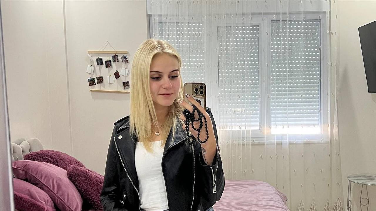 Estefania posiert für ein Spiegel-Selfie in ihrem Schlafzimmer. Sie hat das Foto am 20. September 2022 bei Instagram veröffentlicht.