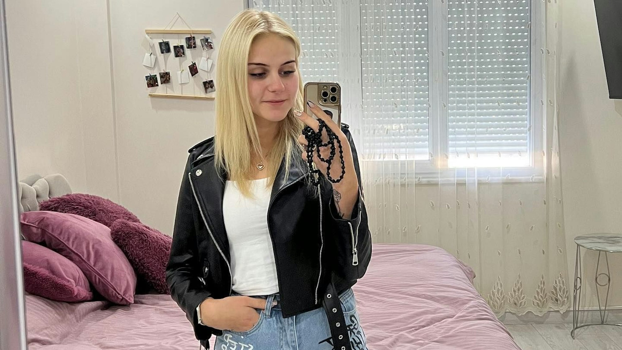 Estefania posiert für ein Spiegel-Selfie in ihrem Schlafzimmer. Sie hat das Foto am 20. September 2022 bei Instagram veröffentlicht.
