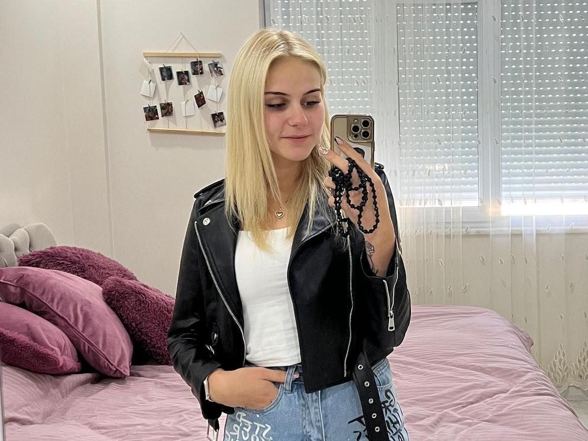 Estefania Wollny posiert für ein Spiegel-Selfie in ihrem Schlafzimmer.