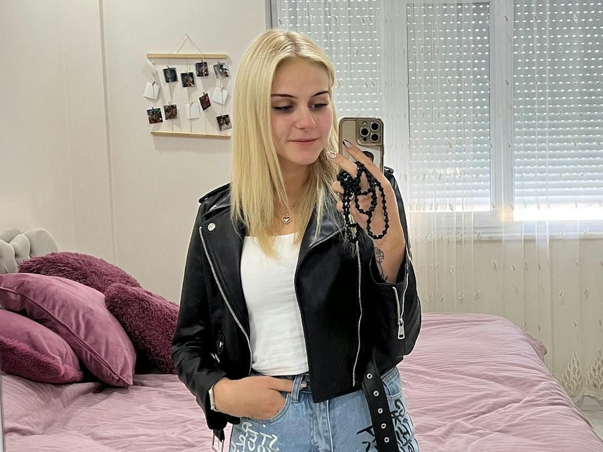 Estefania Wollny posiert für ein Spiegel-Selfie in ihrem Schlafzimmer.