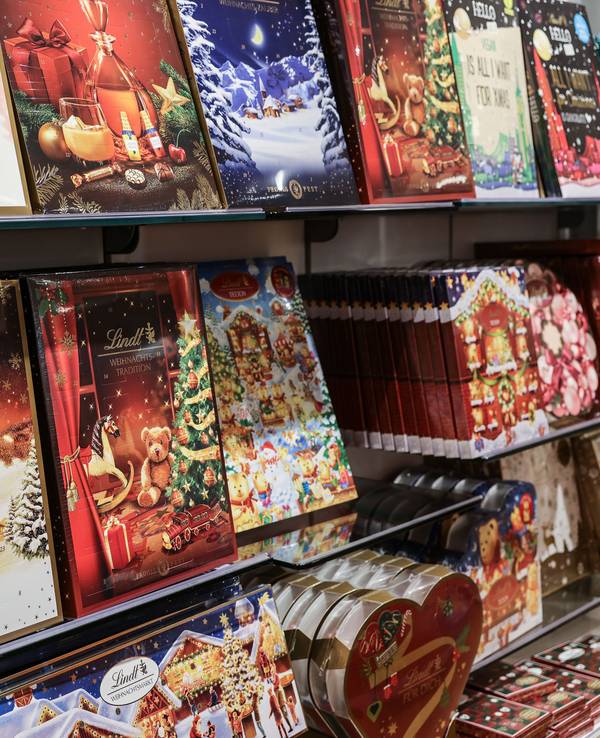 Adventskalender von Lindt stehen in einem Kaufhaus im Regal.