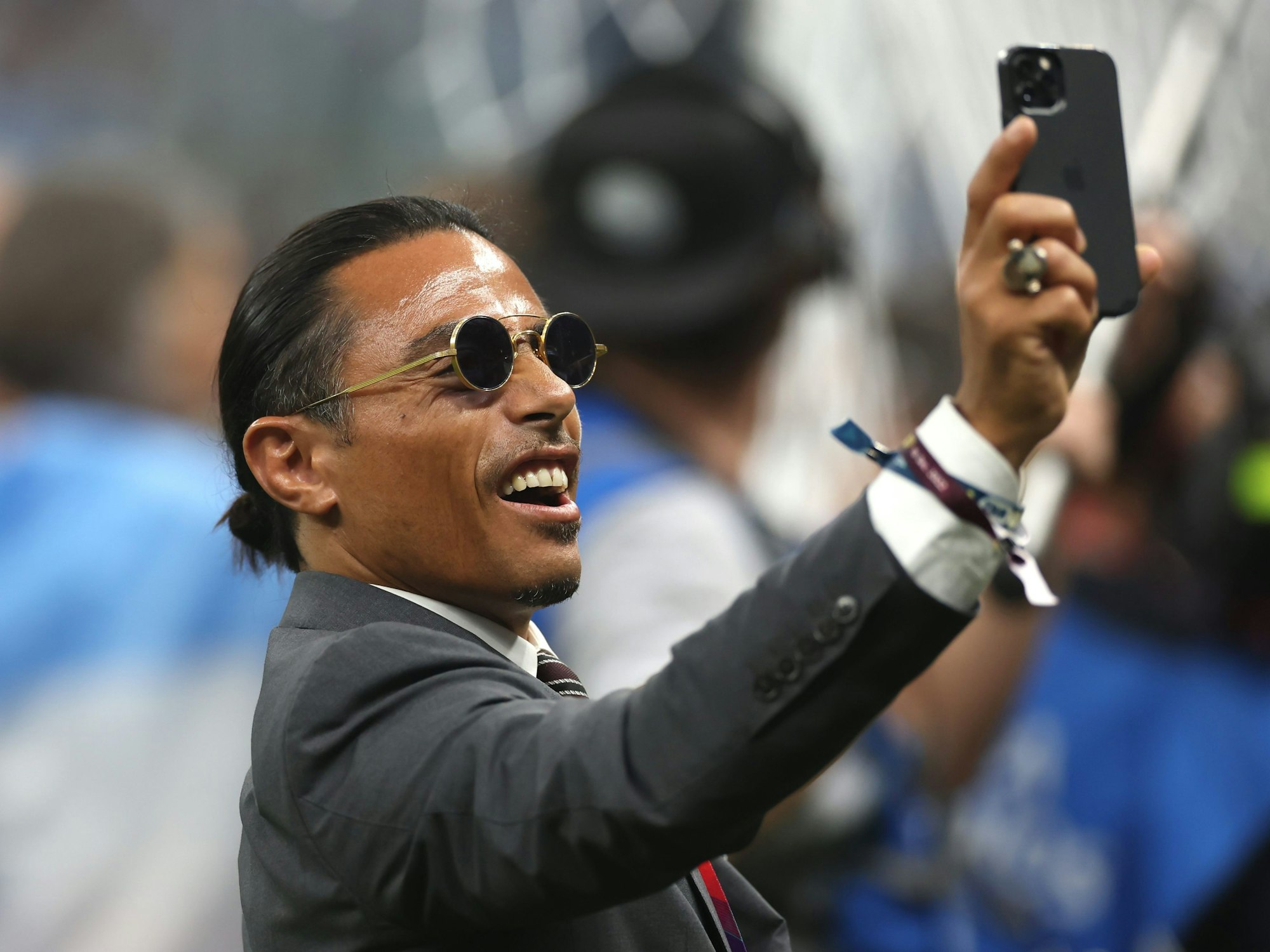 Nusret Gökce alias „Salt Bae“ macht eine Aufnahme mit seinem Handy.