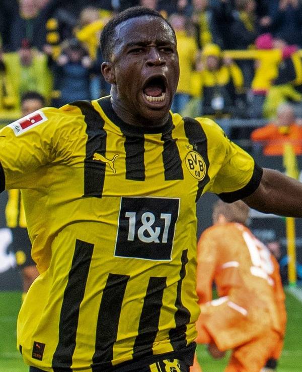 Borussia Dortmunds Youssoufa Moukoko jubelt nach seinem Tor zum 1:0 gegen Schalke 04