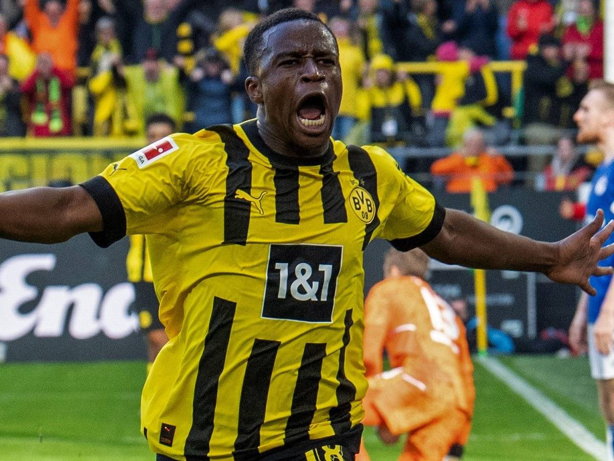 Borussia Dortmunds Youssoufa Moukoko jubelt nach seinem Tor zum 1:0 gegen Schalke 04