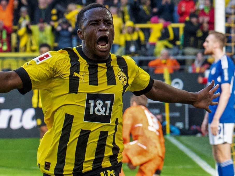Borussia Dortmunds Youssoufa Moukoko jubelt nach seinem Tor zum 1:0 gegen Schalke 04