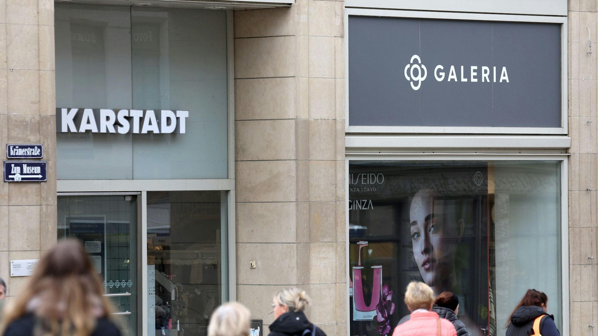 Schaufenster einer Filiale in der Innenstadt.