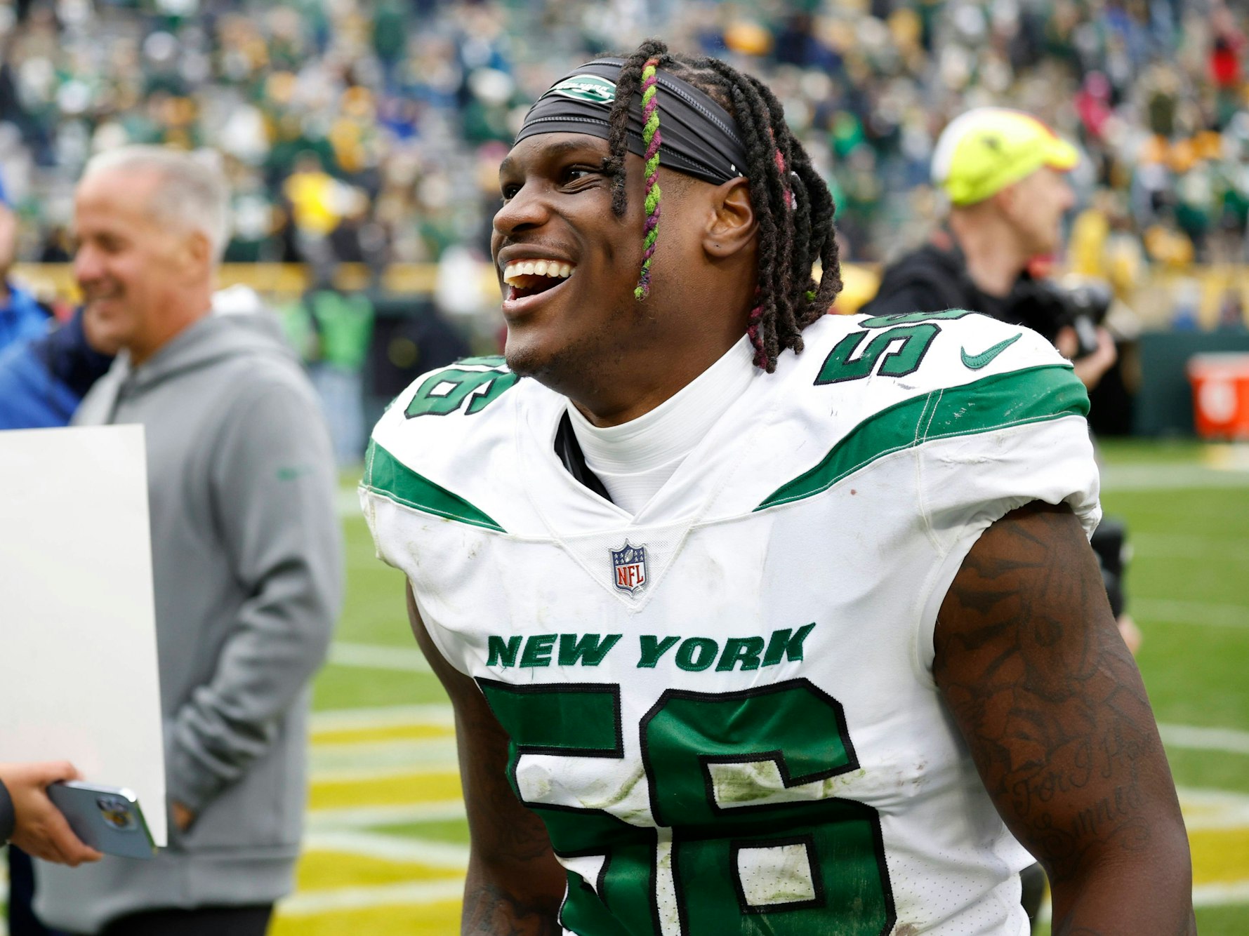 Jets-Linebacker Quincy Williams lacht nach dem Sieg gegen die Green Bay Packers.
